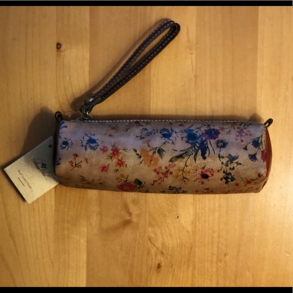 Patricia Nash Handbags - NWT Patricia Nash Prairie Rose Print Oblong Case